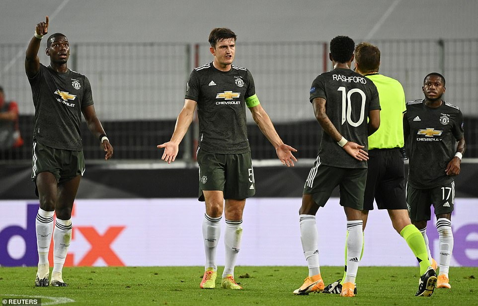 32019398-8627667-United_s_players_had_appealed_to_the_referee_after_replays_showe-a-150_1597611382934